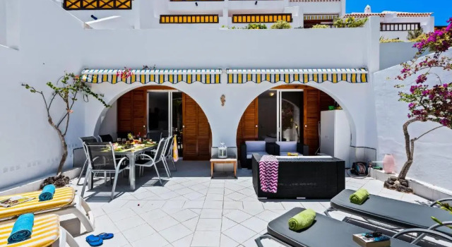 95 GREAT LOCATION IN Las AMERICAS, SEA FRONT!