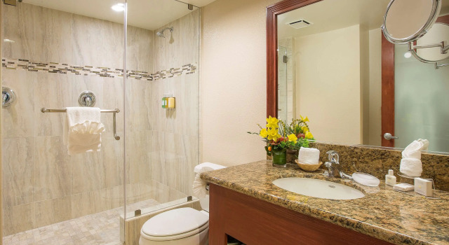Четырёхместный номер Standard Coast Burbank Hotel