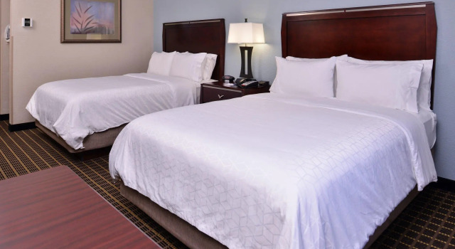 Четырёхместный номер Standard Holiday Inn Express & Suites Pittsburg by IHG