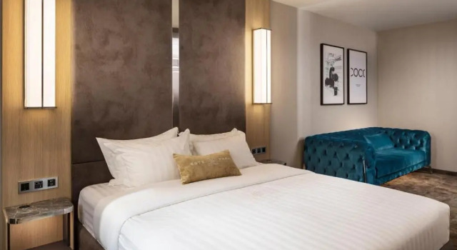 Двухместный номер Deluxe с балконом -- ESTE PARK HOTEL -- part of Urban Chic Luxury Design Hotels - open since October 2022 - Parking - Compliments - next to Shopping & Dining - Mall Plovdiv