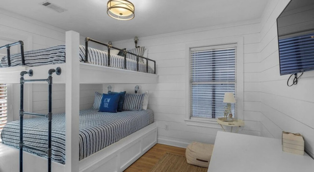 Коттедж с видом на бассейн Classic Beach Home With Heated Private Pool - Sleeps 9