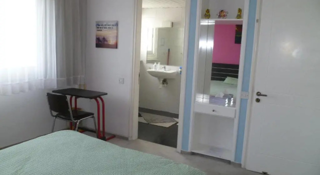 Double room with ensuite bathroom at Datacom building, Rezerwuj Apartament Apartamenty w Strovolos, Apartament