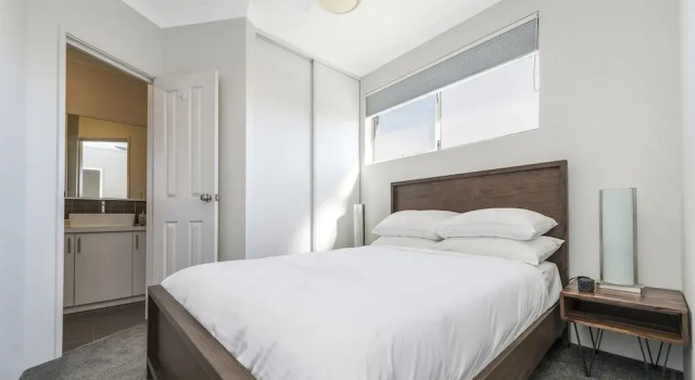 Stylish 3-bed Townhouse With Courtyard & BBQ, Book Apartment Perth CBD Perth