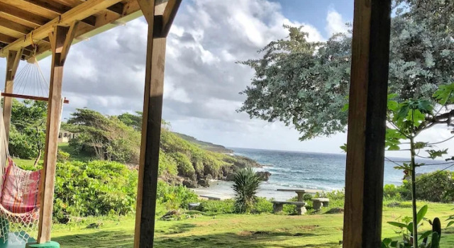 Кровать в общем номере с видом на океан Go Natural Jamaica Retreats