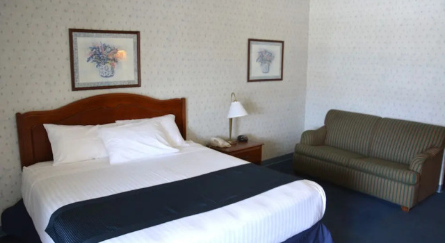 Двухместный люкс Travelodge by Wyndham Milwaukee