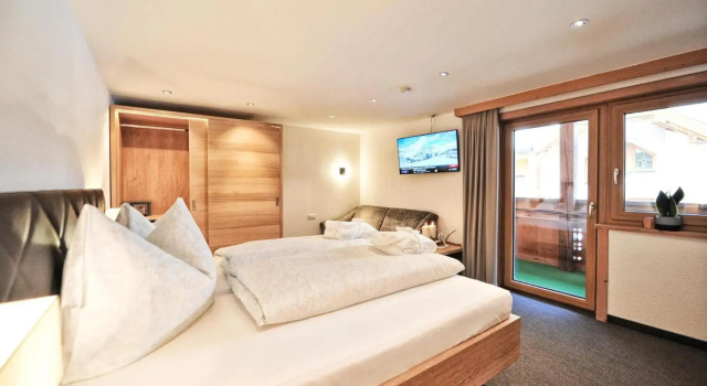 Mountain Apartments - living by Salner