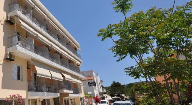Saronis Hotel