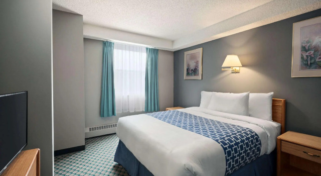 Двухместный номер Standard Travelodge by Wyndham Edmonton Airport