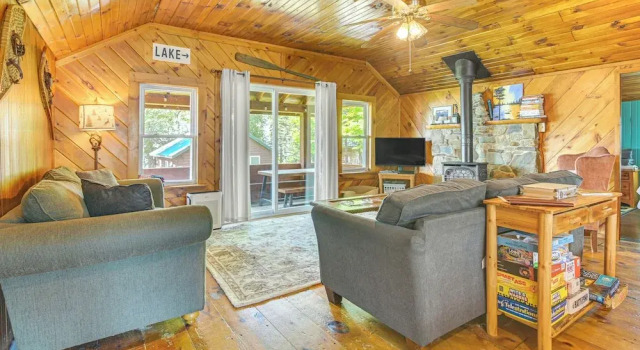 Коттедж Rustic Cabin Retreat on Rangeley Lake!