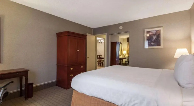 Двухместный люкс с 2 комнатами SureStay Hotel by Best Western SeaTac Airport North