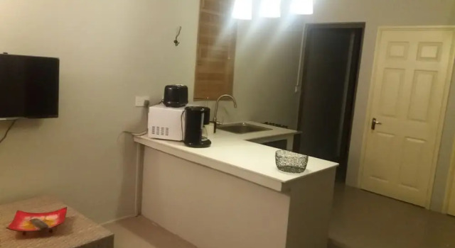 Sunny Private First Floor 1-br Beach Apartment With Spacious Balcony, Pool, Wifi, Rezerwuj Apartament Hotele w Albion z parkingiem, Parking