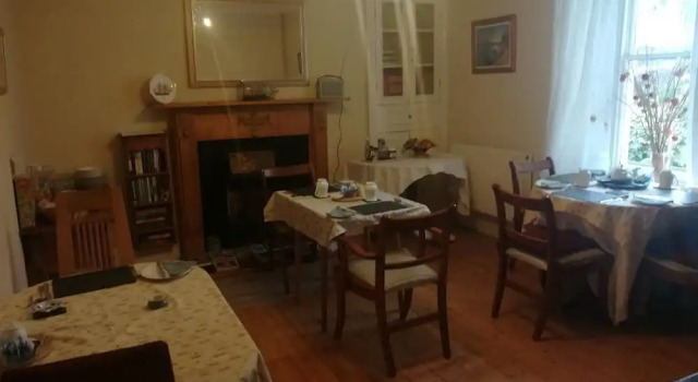 Y Garreg Wen, Book Hotel Llanybydder Glamorgan