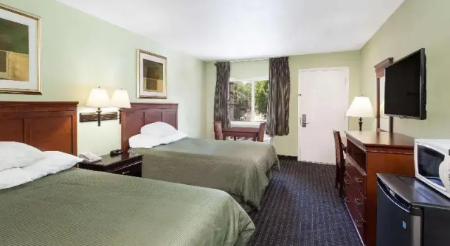 Номер Travelodge Orange County Airport  Costa Mesa