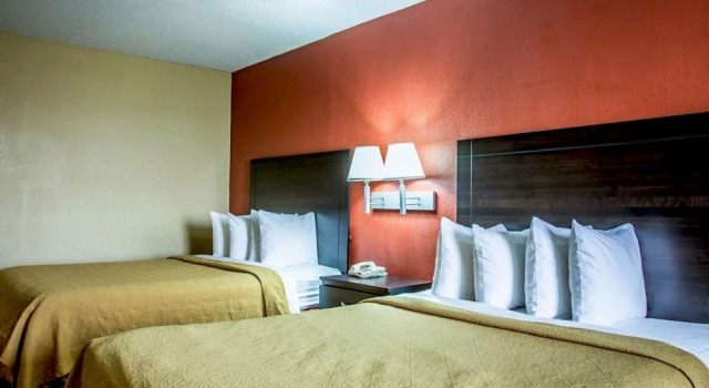 Четырёхместный номер Standard Quality Inn & Suites Monroe