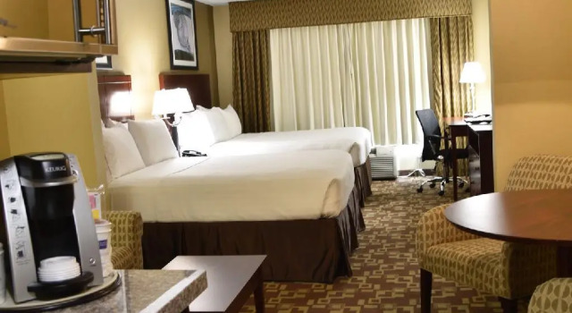 Четырёхместный люкс Holiday Inn Express Hotel & Suites St. Charles by IHG