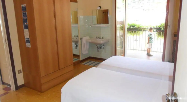 Четырёхместный номер Standard с балконом Albergo Motel Dosdè B&B