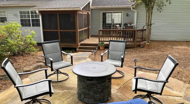 Modern Home w/ Yard + Deck, 1 Mi to Clemson U!, Забронировать Дом для отпуска Коттеджи Южной Каролины, Коттедж