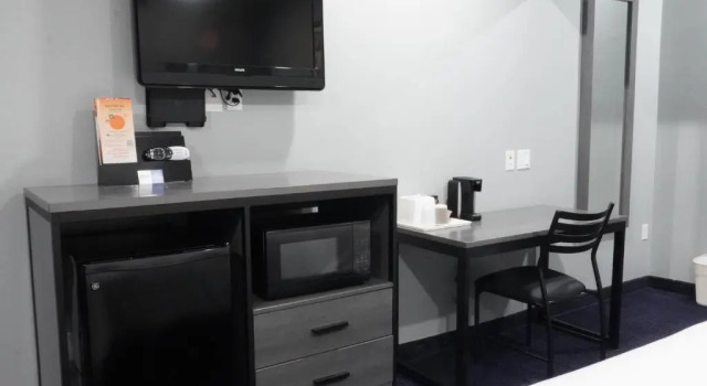 Четырёхместный люкс Americas Best Value Inn and Suites Bush International Airport