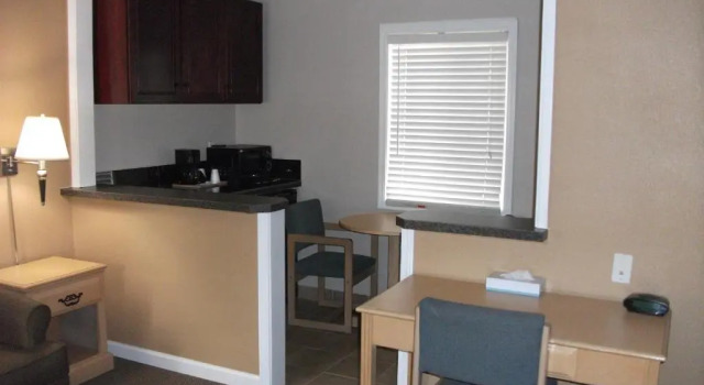 Двухместный люкс Tri-Valley Inn & Suites