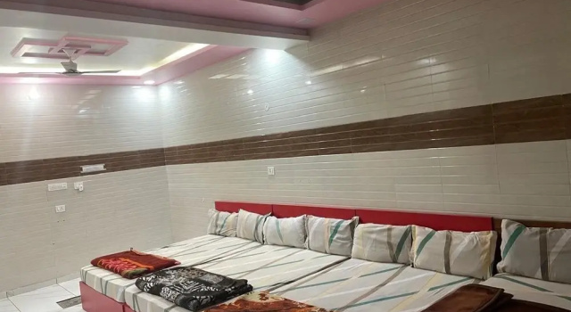 Кровать в общем номере Sunrise Hotel & Restaurant