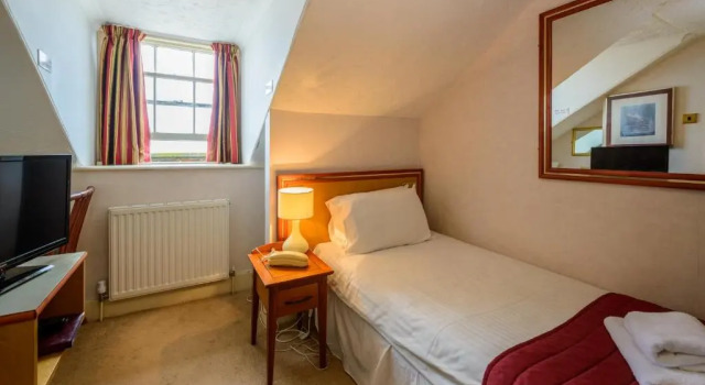 Номер Standard Russell Hotel