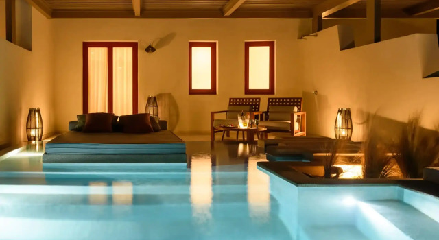 Люкс Executive с частным открытым бассейном и джакузи с подогревом Potnia Theron Suites