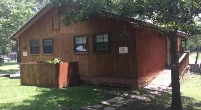 Rio Cancion on the Guadalupe - Cabin #2, Забронировать Отель Отели Нью-Браунфелс с парковкой, рядом с Театр Brauntex, Парковка