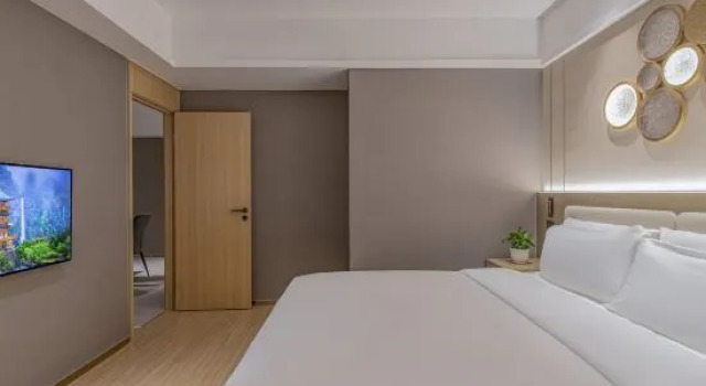 Люкс Deluxe Starway Hotel (Kunming Dianchi Wanda Plaza)