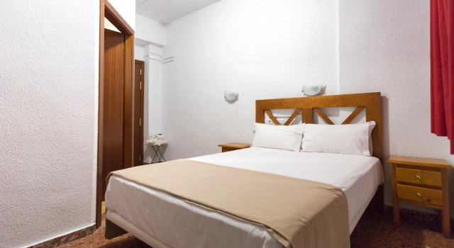 Hostal San Rafael, Varaa Hostelli Alcolea Madrid