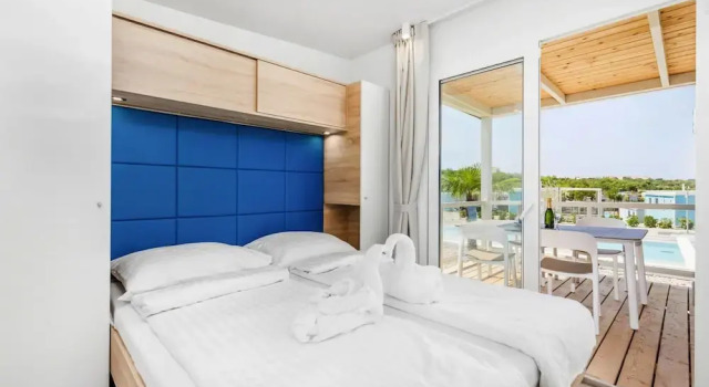 Mobile Home Omisalj With Seaview at Beach, Varaa Hotelli Hotellit Kvarner Islands uima-altaalla, Uima-allas