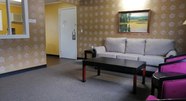 Люкс с 2 комнатами Alpine Inn & Suites