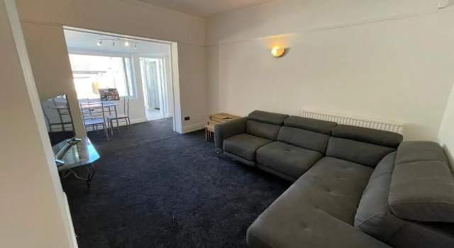 3 bedroom Garden apartment next to craig-y-don park
