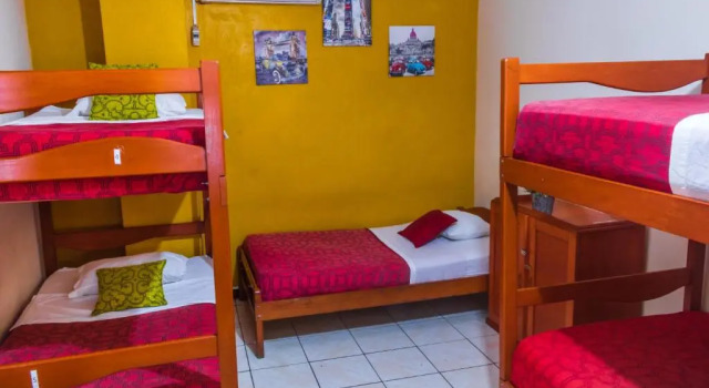 Кровать в общем номере Flying Dog Hostel Iquitos