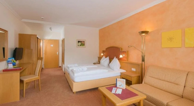 Aktivhotel Rohrmooserhof, Varaa Hotelli Hotellit Steiermark uima-altaalla, Uima-allas