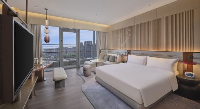 Номер Deluxe с балконом The Reserve Hotel Luoyang, Curio Collection By Hilton