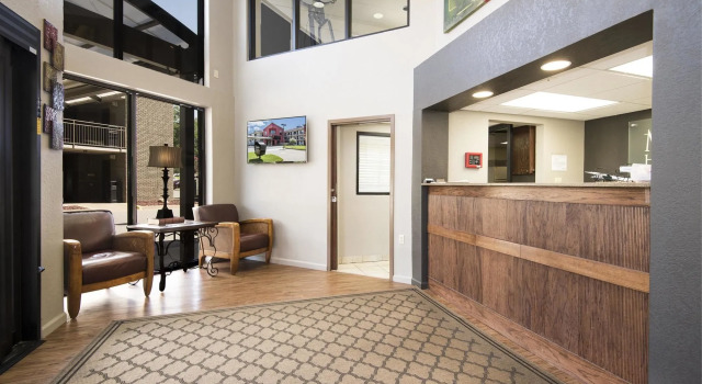 Markham House Suites, Забронировать Отель Литтлрок Арканзас, рядом с Детская библиотека и образовательный центр Хиллари Родэм Клинтон