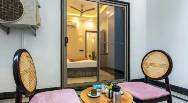 Saltstayz Premier Near Sector 44 Corporate Hub