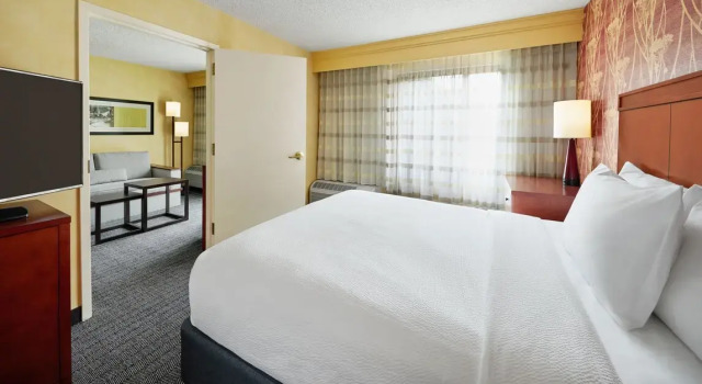 Двухместный люкс с 2 комнатами Courtyard Des Moines West/Clive