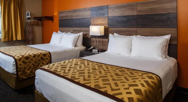 Четырёхместный номер Standard Hotel J Green Bay
