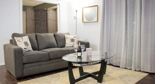 Номер Luxury Luxury 2 Bed Condo Near Downtown