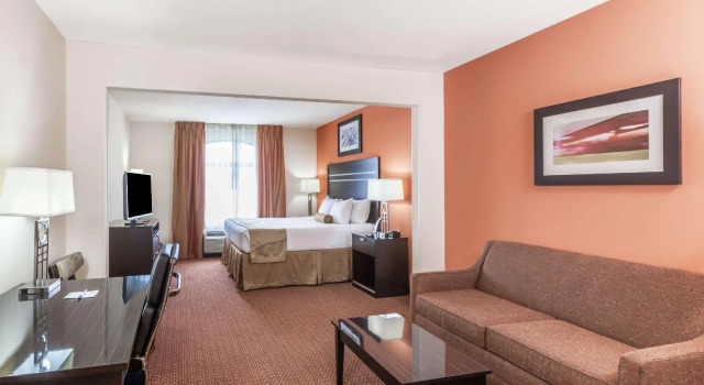 Двухместный люкс La Quinta Inn & Suites by Wyndham Tulsa Midtown