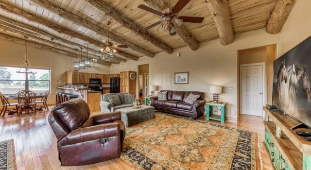 White Mountain Retreat by Ruidoso Vacation Rentals, Varaa Lomakoti Hotellit New Mexico pysäköinnillä, Pysäköinti