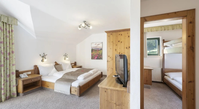 Четырёхместный семейный номер Standard с балконом Hotel AlpenSchlössl