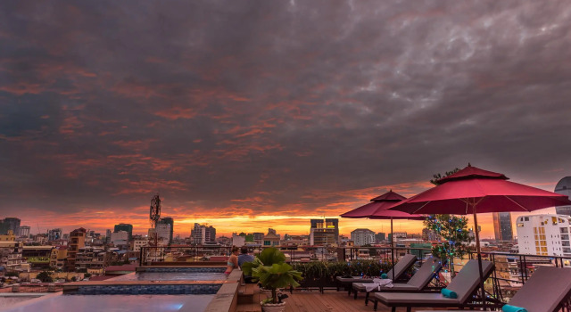Кровать в общем номере Ohana Phnom Penh Palace Hotel