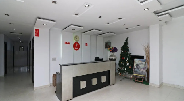 OYO 12340 The Royal Park Plaza, Забронировать Отель Гургаон Gurgaon Region, рядом с Улица Гольф-Корс-роуд