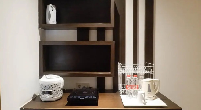 Luxurious and Relaxing 1BR Apartment at Prime Royal Residence, Book Apartment Hotels in Sawahan with a Pool, Swimming Pool