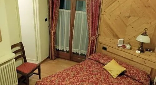 Hotel Fosson, Забронировать Отель Отели Брей-Червиния с парковкой, рядом с Лыжный подъемник Червиния, Парковка