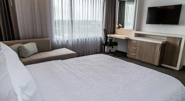 Двухместный люкс с видом на горы Hampton Inn & Suites By Hilton Puebla