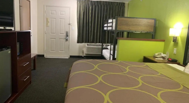 Четырёхместный люкс Days Inn & Suites by Wyndham Flagstaff I-40