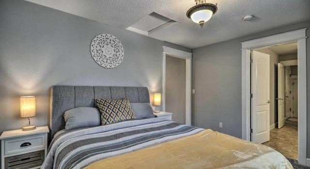 Chic Battle Ground Apartment ~ 18 Mi to Vancouver!, Забронировать Апартаменты/квартира Баттл-Граунд 